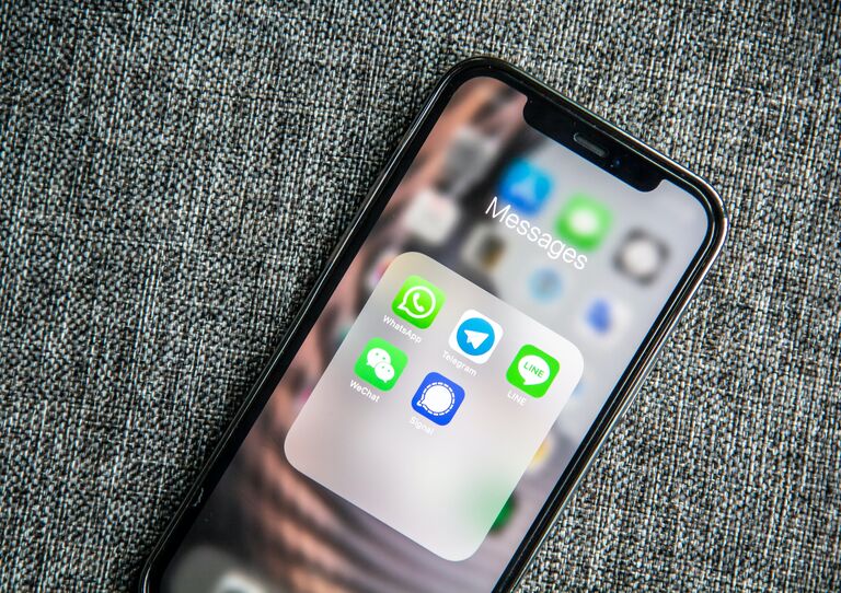 Smartphone mit diversen Messenger Apps